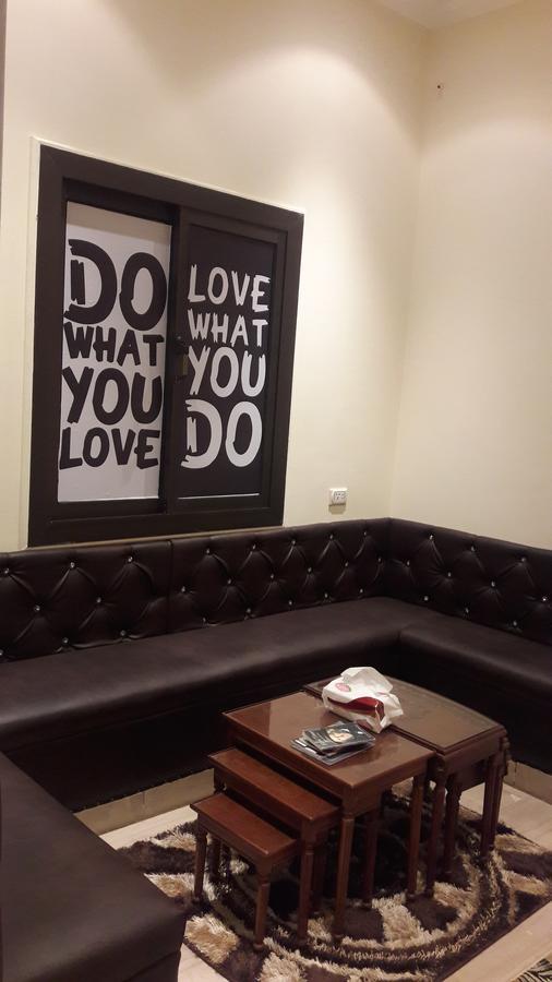 Tahrir Square Hostel Кайро Екстериор снимка