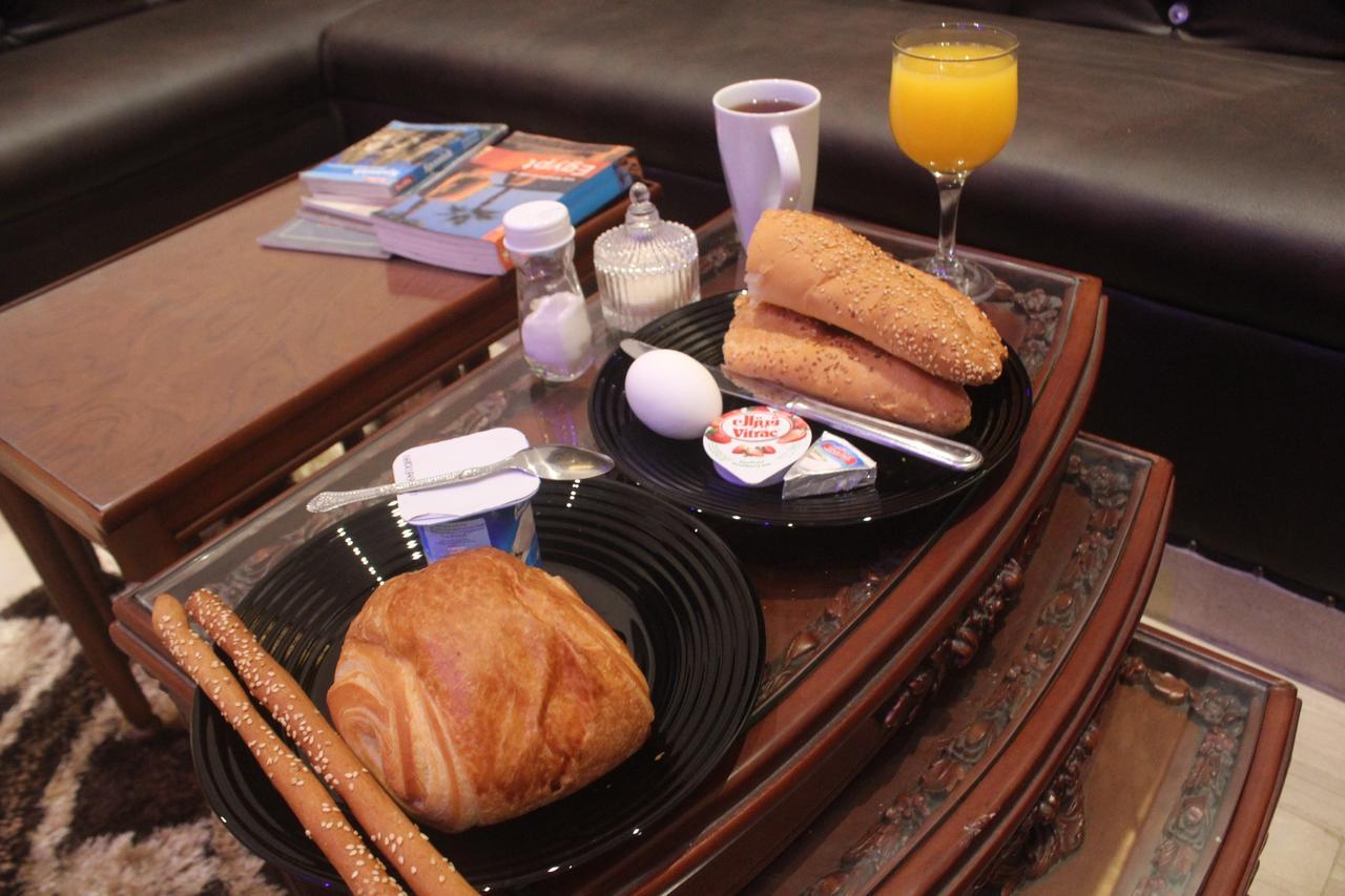 Tahrir Square Hostel Кайро Екстериор снимка