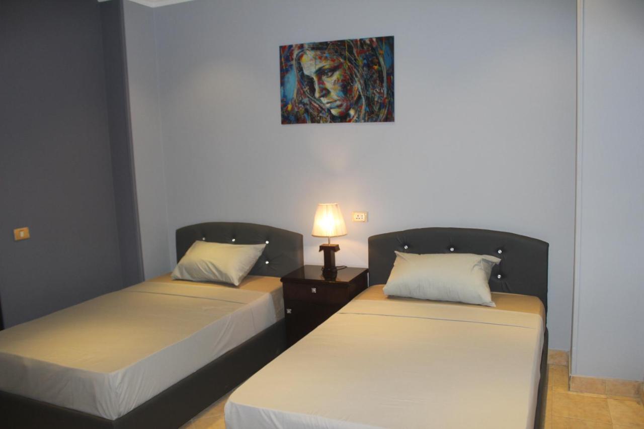 Tahrir Square Hostel Кайро Екстериор снимка